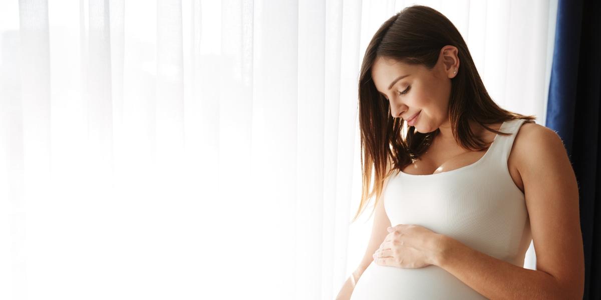 A socióloga Theresa Raquel Bethonico, que atua no hospital, explica que o acompanhamento das gestantes e recém-nascidos expostos a essas infecções é feito de forma integral (freepik/drobotdean)