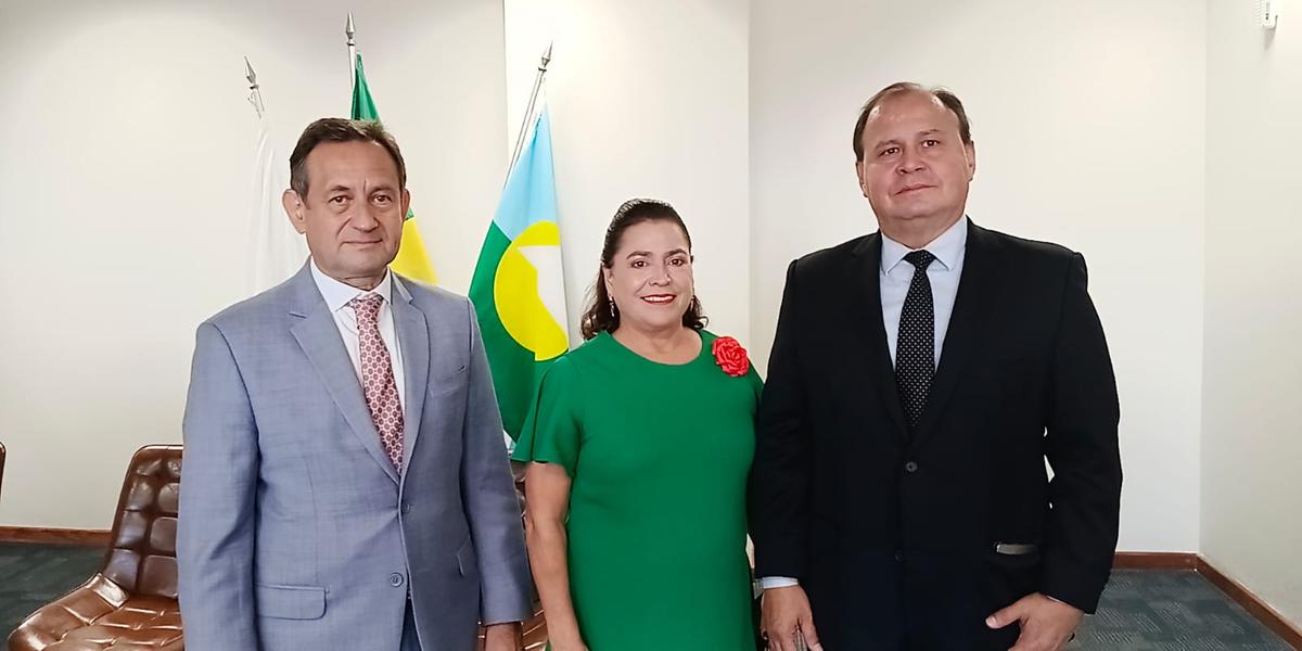 Desembargador e Presidente do TJMG, Luiz Carlos Azevedo; Juíza Cibele Macedo, Diretora do Forum Gonçalves Chaves, e Desembargador Federal Vallisney Oliveira confirmam criação das UAAs durante inauguração do Fórum (Márcia Vieira)