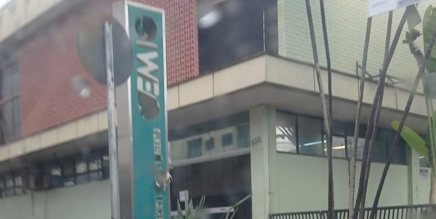 Prédio onde funcionou a Cemig, no centro, hoje vandalizado. Segundo trabalhadores, o patrimônio público está sendo vendido em decisão unilateral do governo (Márcia Vieira)