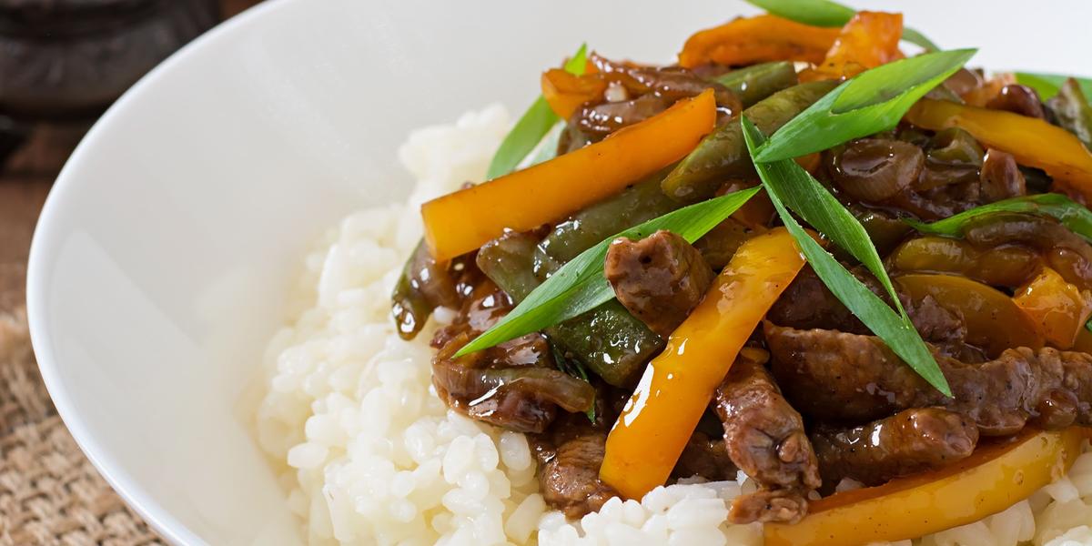 Boletim reúne artigos que mostram benefícios da alimentação tradicional e riscos dos ultraprocessados (Freepik)