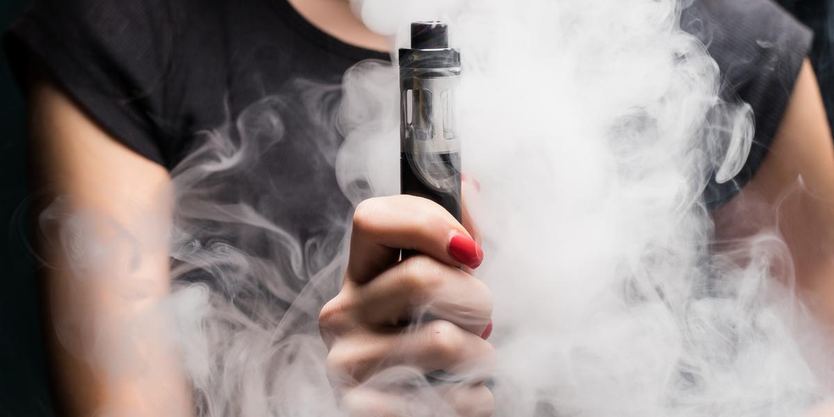 “Na última década, nós vemos um aumento expressivo, principalmente por conta do cigarro eletrônico, o vape” comentou o médico da família e comunidade, Felipe Bruno da Cunha (Freepik)