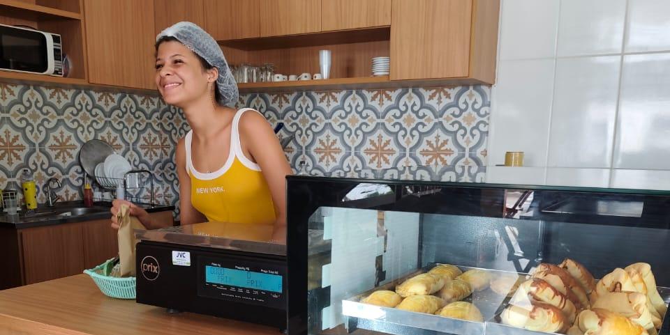 Maria Luiza Guimarães, de 18 anos, começou há três meses sua primeira experiência como atendente (Larissa Durães)