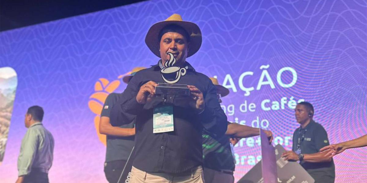 Almecy Felipe de Souza, de Serranópolis de Minas com a técnica de campo, Jaciara Soares (Sindicato Trabalhadores Rurais de Porteirinha)