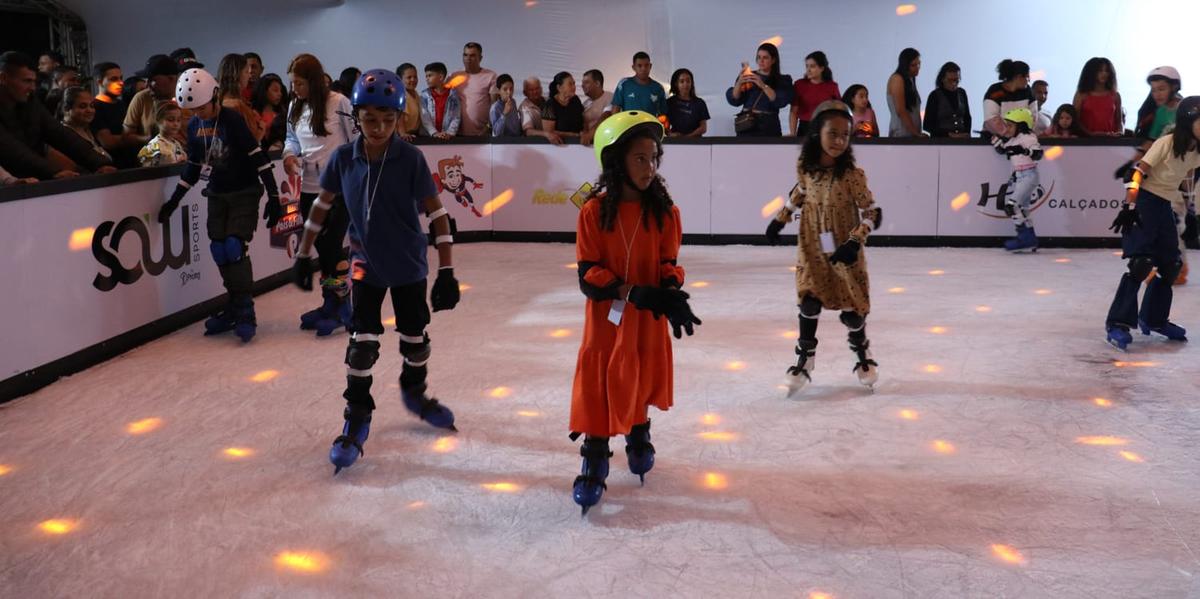 Pista de gelo inédita em Taiobeiras encanta moradores e visitantes, impulsionando o comércio local com ingressos promocionais (ASCOM prefeitura Taiobeiras/ divulgação)