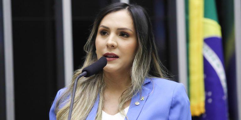 Andreia Siqueira: proposta valoriza quem trabalha pela inclusão (Mario Agra / Câmara dos Deputados)