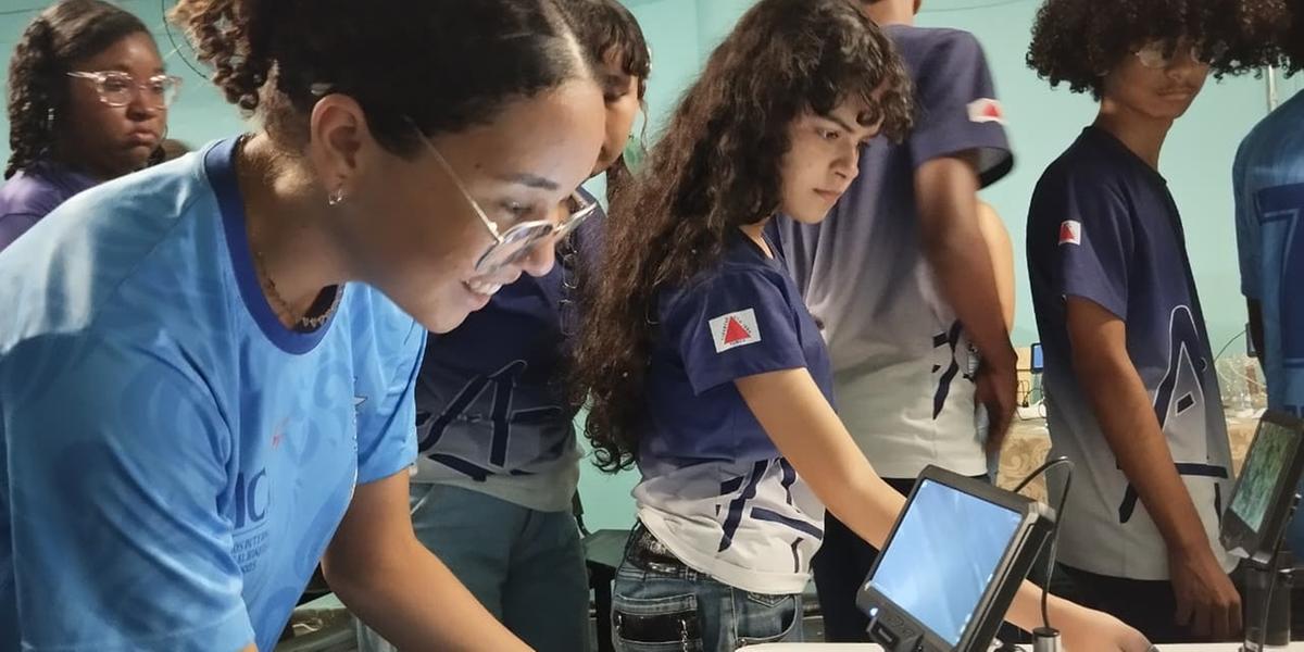 Professor da universidade usa tecnologia e práticas científicas para engajar jovens no controle do mosquito (Unimontes / Divulgação)