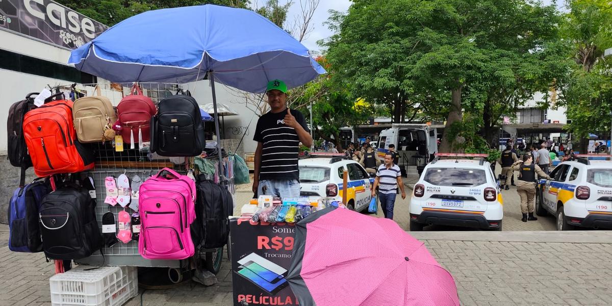Entre os trabalhadores do centro, a expectativa é positiva. O ambulante Marcelo de Brito Pereira acredita que a operação trará mais tranquilidade a comerciantes e consumidores (Larissa Durães)