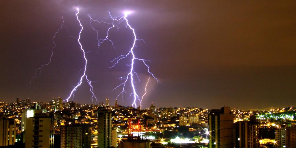 Cemig recomenda evitar atividades em lajes ou telhados durante tempestades (Demétrio Aguiar)