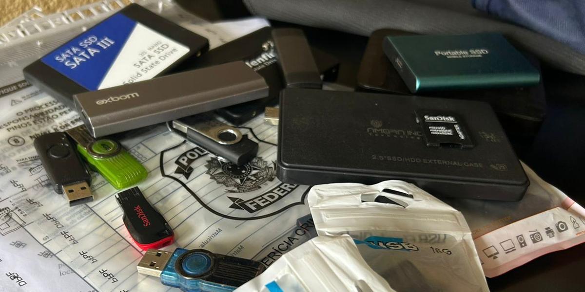 Agentes apreenderam pen-drives, mídias externas, dispositivos eletrônicos e um computador possivelmente usados para armazenar e difundir material ilícito (PF/divulgação)