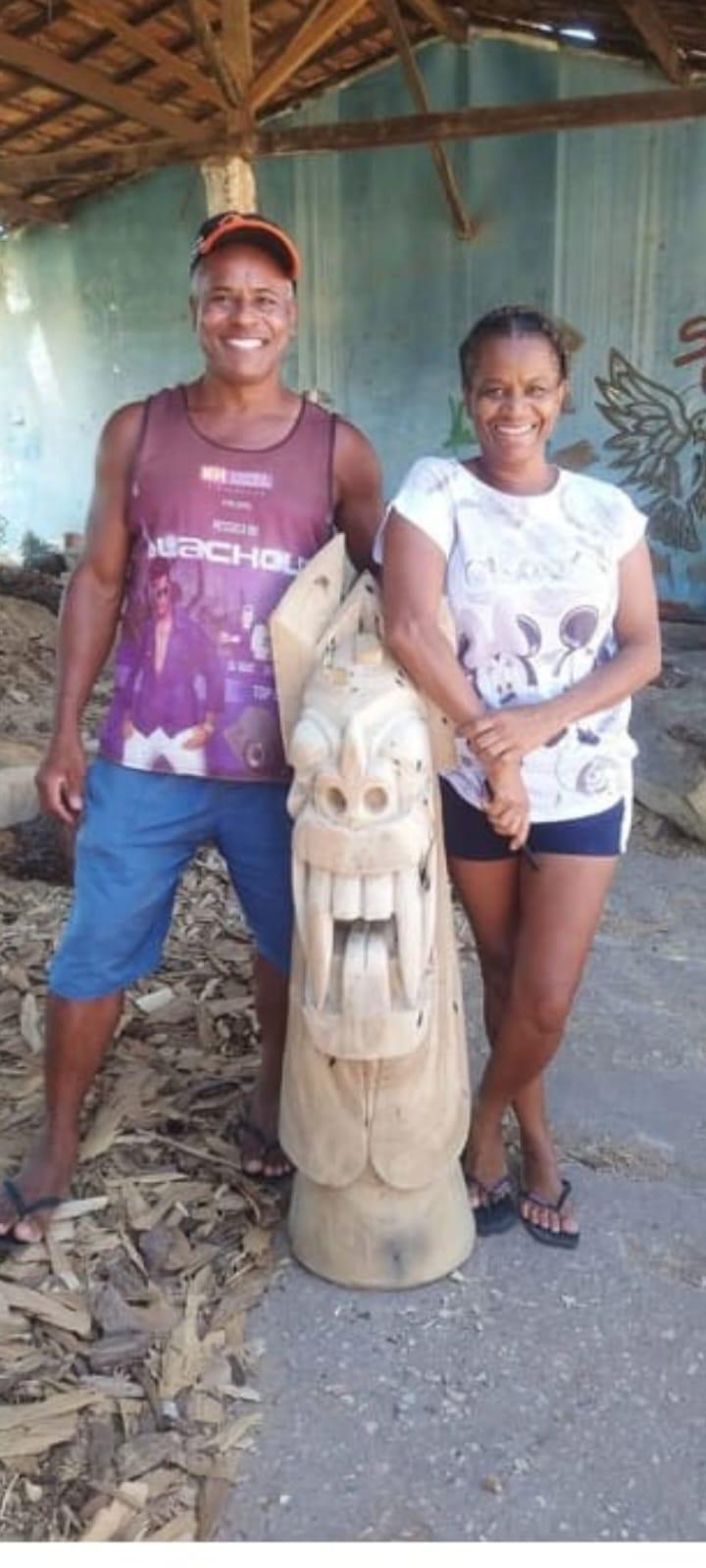 Representando o Norte de Minas, os artesãos Bonifácia Pereira Santos e Gelson Xavier, da Feirarte, de Pirapora, levarão para o evento as tradicionais carrancas, símbolo cultural do Rio São Francisco (arquivo pessoal)