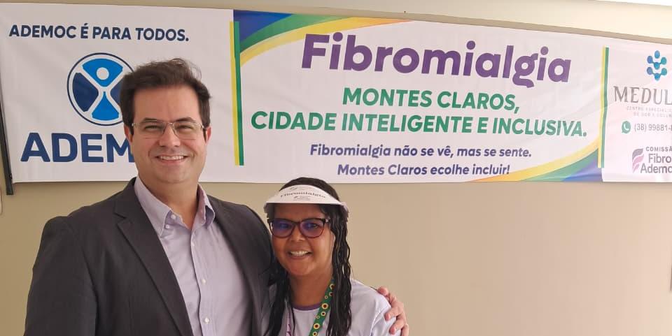 Evanilde com o reumatologista Thiago Henrique, que a acompanha no tratamento da fibromialgia. “ ‘nunca deixe de sorrir’, é o que ele orienta, e apesar da dor , eu procuro sempre sorrir e confiar que o dia de amanhã poderá ser melhor e acessível a todos” (Arquivo Pessoal)