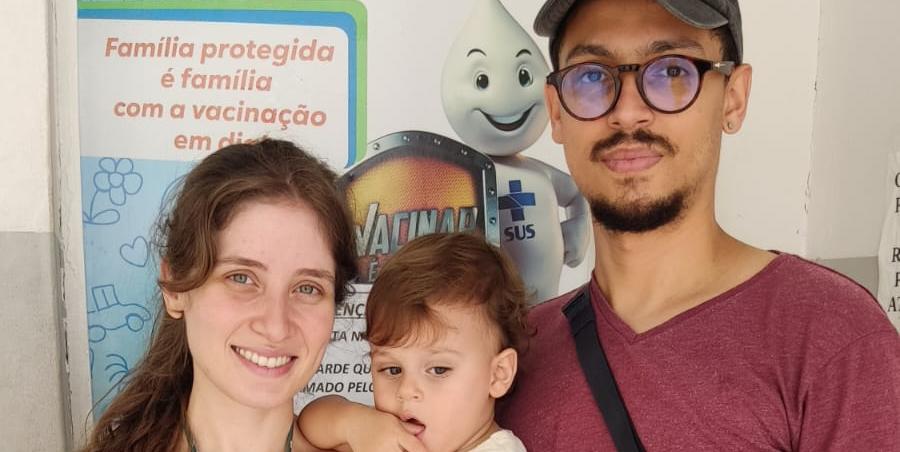 Gestante, a jornalista Ana Clara e o esposo Daniel Gregory com o pequeno Leo: de olho no calendário para evitar sufoco como na primeira gestação (Márcia Vieira)