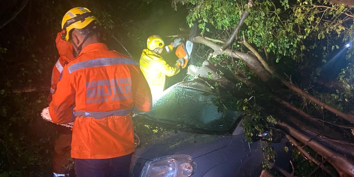 Apesar das fortes chuvas desde segunda-feira (5), o Corpo de Bombeiros de Montes Claros não registrou ocorrências graves (corpo de bombeiros/ divulgação)
