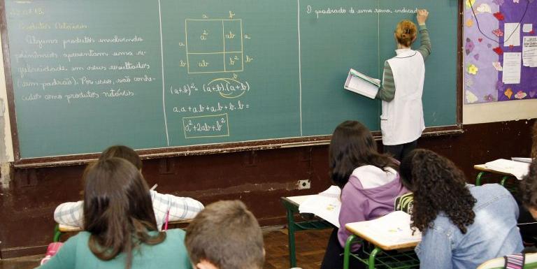 Entre as principais ações está a concessão de bolsas para estudantes de ensino médio com bom desempenho que escolherem fazer licenciatura. O benefício terá prioridade para aqueles que se formarem em áreas com carência de docentes, de acordo com a demanda regional. (Henderson Alves/SEED-PR)