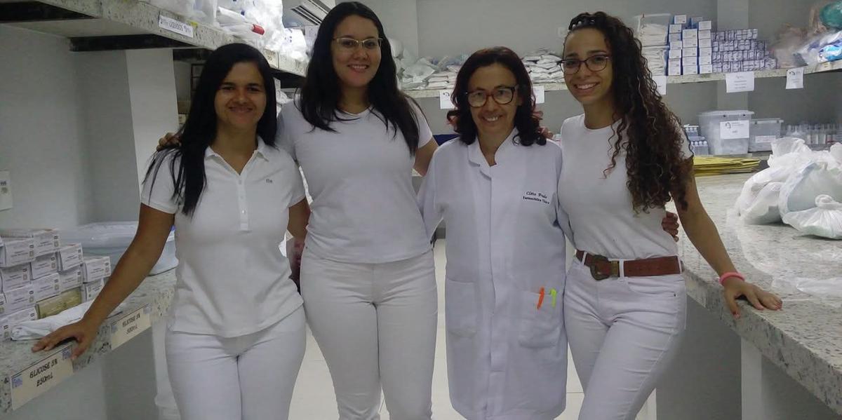A farmacêutica e professora Cléia Prado , com equipe do HCMR, destaca que a responsabilidade do profissional vai além da escolha do medicamento (Arquivo pessoal)