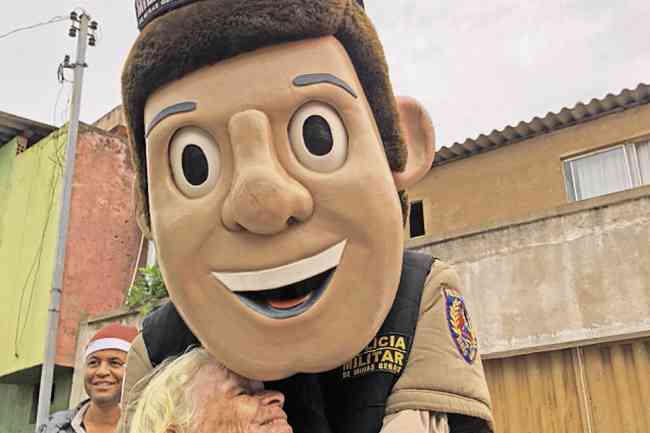 MASCOTE – Maria Virgulina, de 84 anos, se emociona com o Amigo Legal

