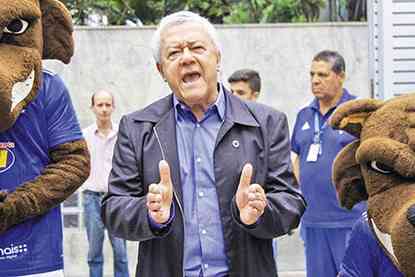 NOVA AÇÃO – Acompanhado dos mascotes do clube, o Raposão e o Raposinho, o presidente do clube, Dalai Rocha, marcou presença