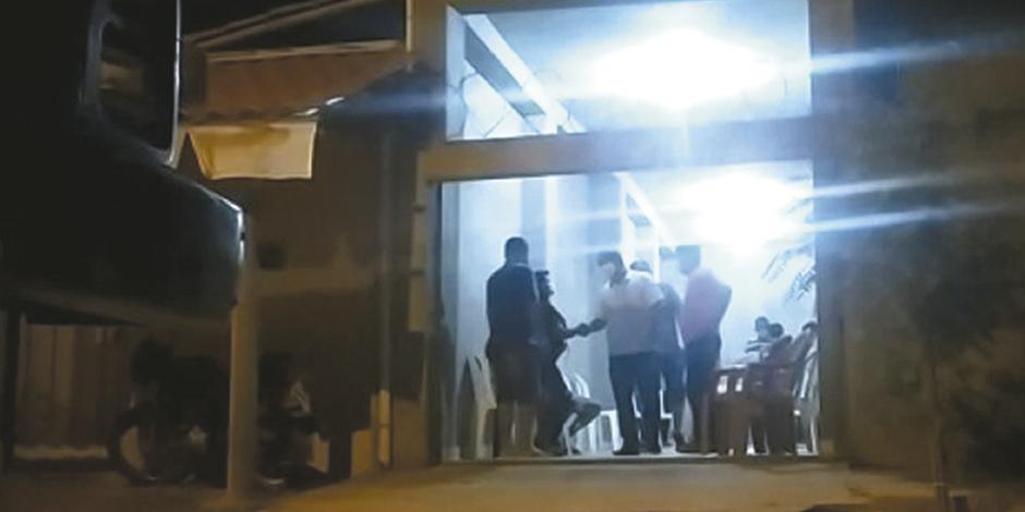 (reprodução redes sociais REVOLTA – Vídeo da reunião do prefeito mostra aglomeração de pessoas sem má)