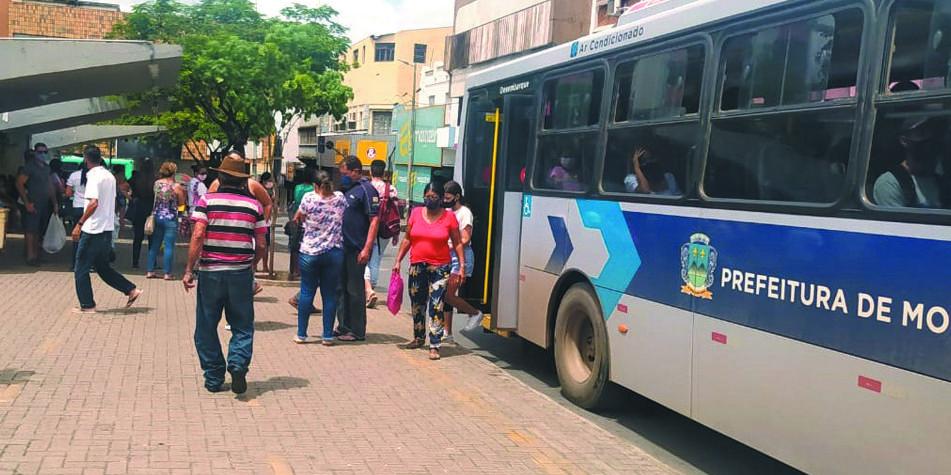 NINGUÉM ASSUME – Tarifa subiu de R$ 3,20 para R$ 3,75; procurador diz que valor foi decidido em conjunto com o consórcio, mas MocBus afirma que reajuste é de responsabilidade apenas da prefeitura (Leo Queiroz)