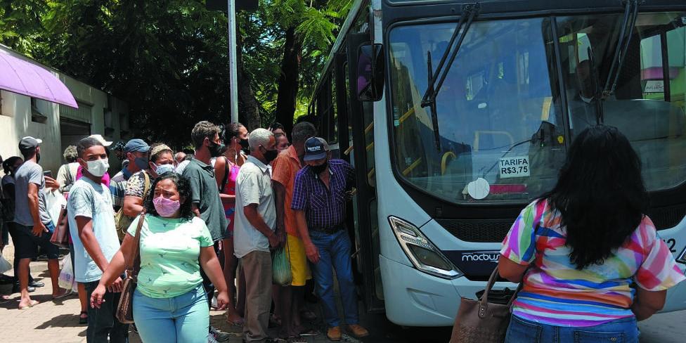 RECLAMAÇÃO – Passageiros dizem que ônibus demoram a passar e estão sempre lotados; consórcio de empresas alega que mantém em circulação número de coletivos acima do combinado, mas prefeitura contesta (Leo Queiroz)