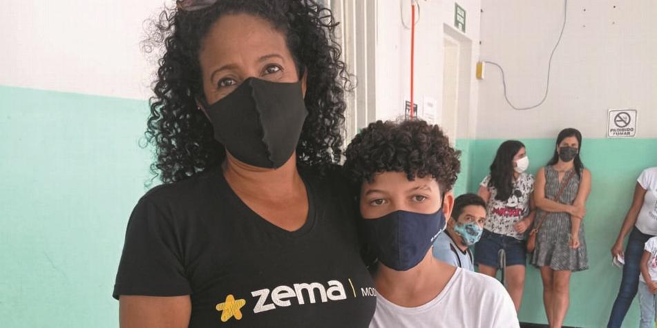 MOTIVO - Leonardo, de 11 anos, convenceu a mãe, Maria Geralda Ferreira, a levá-lo para ser vacinado: o argumento do menino, que quer interagir com os colegas na volta às aulas, derrubou a desconfiança dela Volta às aulas com mais de 31 mil crianças sem vacina (márcia vieira)