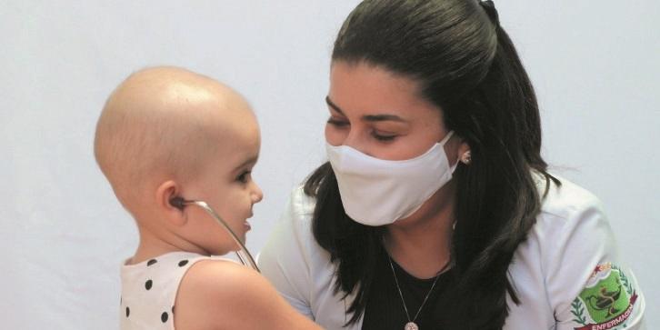 COM AMOR E CARINHO – Nayara Prates coloca o coração em cada atendimento que realiza na fundação Através de suas mãos (fundação Sara/divulgação)