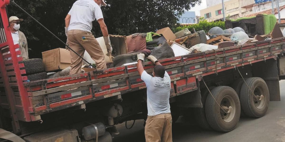 MUTIRÃO - No último sábado, foram retirados das ruas e quintais 44 caminhões de material inservível que poderia abrigar criadouro do Aedes (prefeitura de moc/divulgação)
