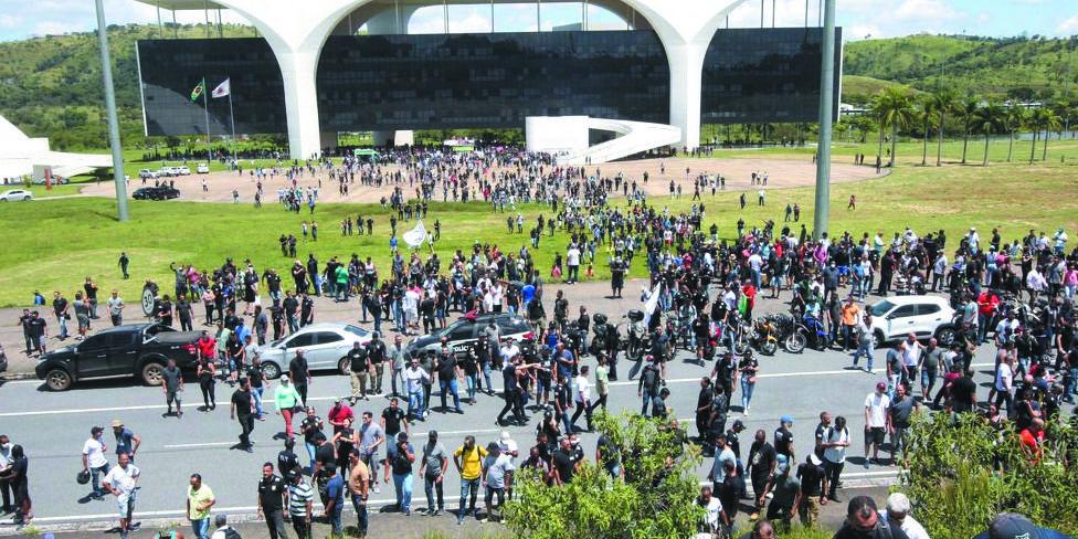 CAOS NO TRÂNSITO – Servidores realizaram protesto na Cidade Administrativa e fecharam MG-010 (lucas prates/jornal hoje em dia)