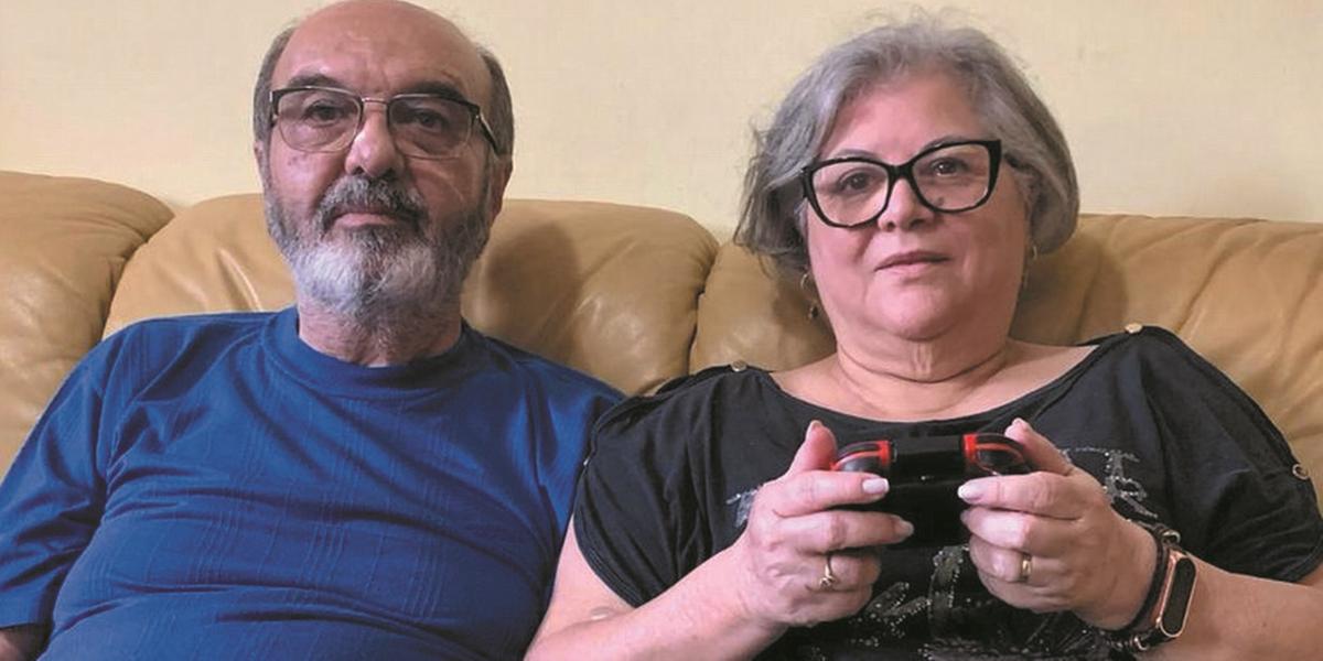 DIVERSÃO EM FAMÍLIA – Angela e o marido Nilson Medeiros de Carvalho jogam juntos há mais de 40 anos: lazer, aprendizagem e exercício para o cérebro (ARQUIVO PESSOAL)