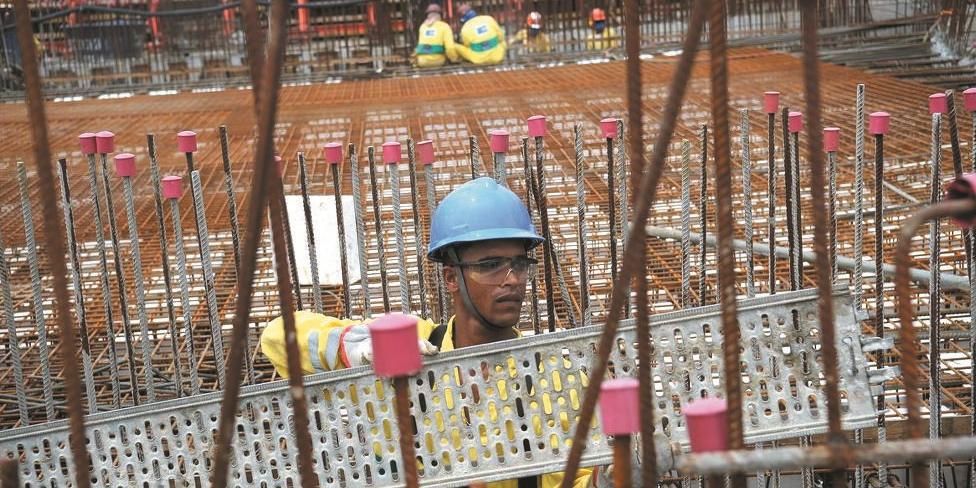 MÃOS À OBRA – Construção civil foi um dos setores que mais contratou no ano passado em MOC (tânia rêgo/arquivo/agência brasil)