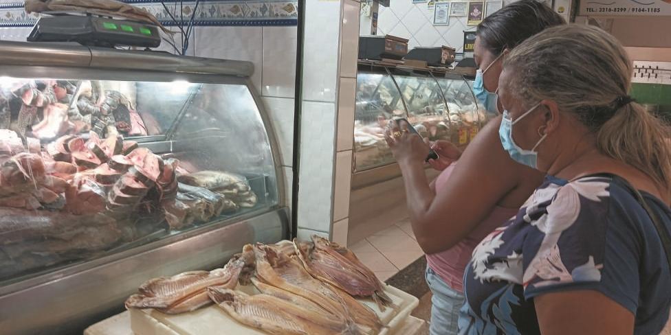 ATENÇÃO NA ESCOLHA – Professor de Gastronomia da Funorte diz que é preciso observar a firmeza da carne, se os olhos estão brilhantes e se as guelras estão vermelhas, entre outras dicas (Leonardo Queiroz)