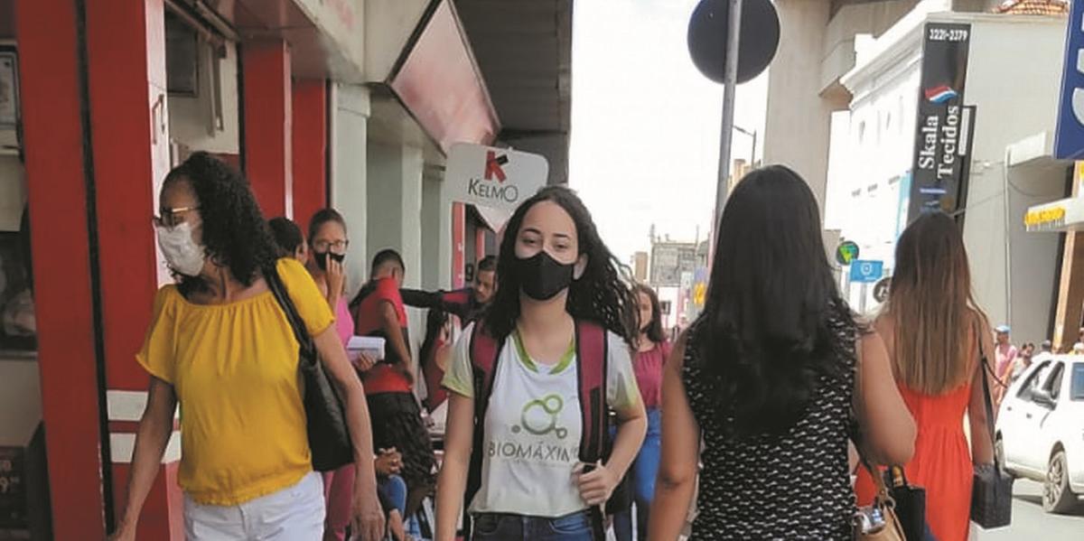 Aposentadoria das máscaras depende do avanço do reforço da vacinação e de maior proteção das crianças (LARISSA DURÃES)