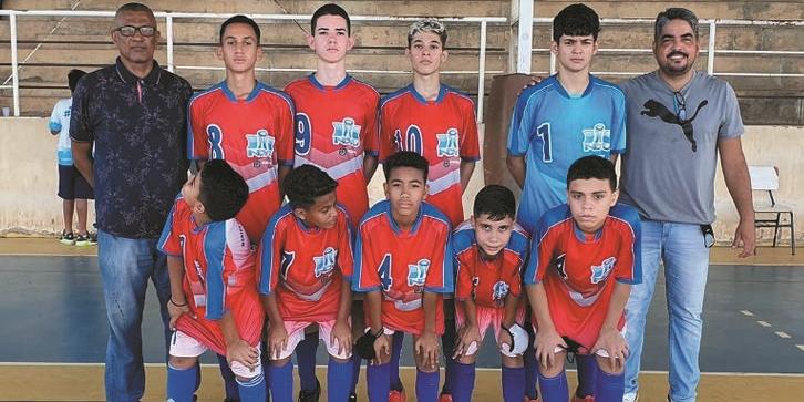 Equipe de Futsal Masculino módulo 1 com professores Rubem Ribeiro (E) e Edward Martins (D)