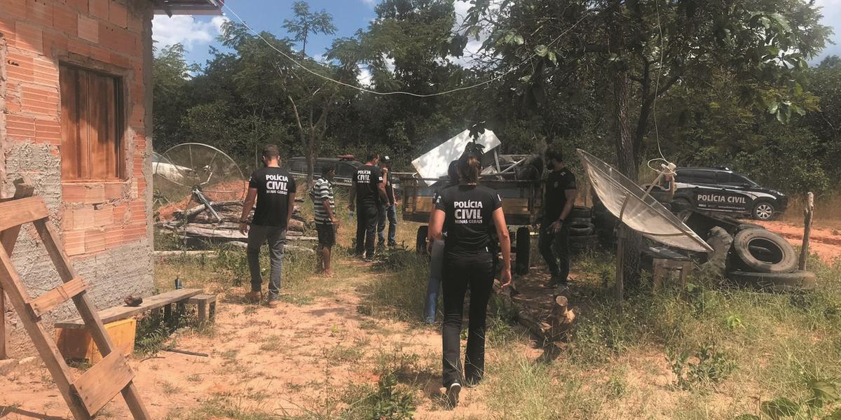 Durante a ação em Brasília de Minas e Campo Azul, os policiais apreenderam vários documentos de veículos (PC/ divulgação)
