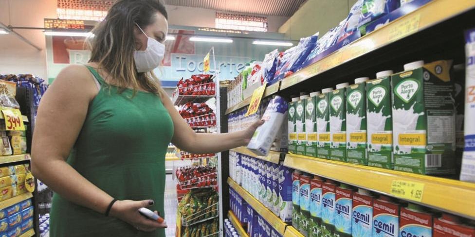 A professora Laís Natali notou aumento de 67% de um mês para o outro no preço do leite que costuma comprar (maurício vieira)