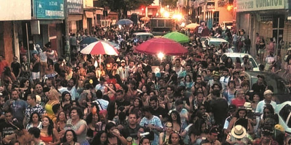 Montes Claros tem tradição em reunir foliões para pular o Carnaval de rua (Silvana Mameluque/divulgação)