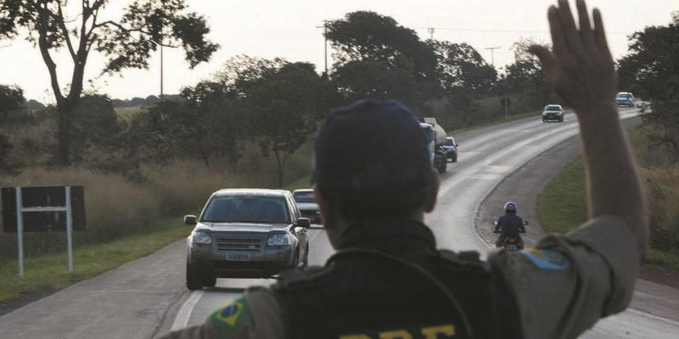 Equipes serão reforçadas para fiscalizar pontos onde mais ocorrem acidentes: atenção também voltada para a combinação álcool e volante e crimes, como tráfico de drogas e armas (Marcelo Casal Jr./Agência Brasil)