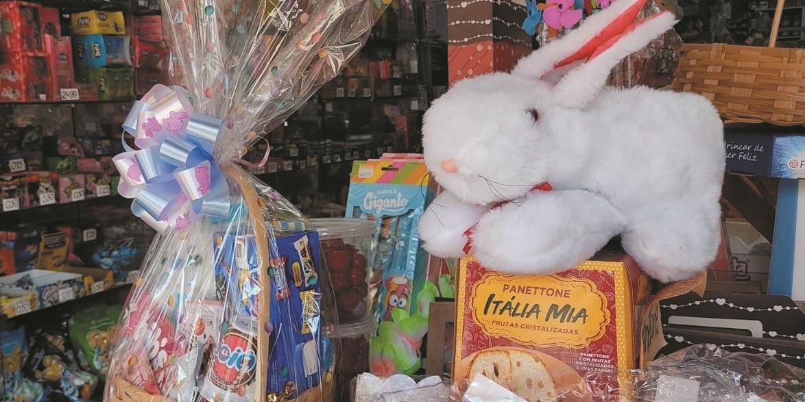 Consumidor tem optado por comprar bombons, balas e barras de chocolate e montar cestas de Páscoa (larissa durães)