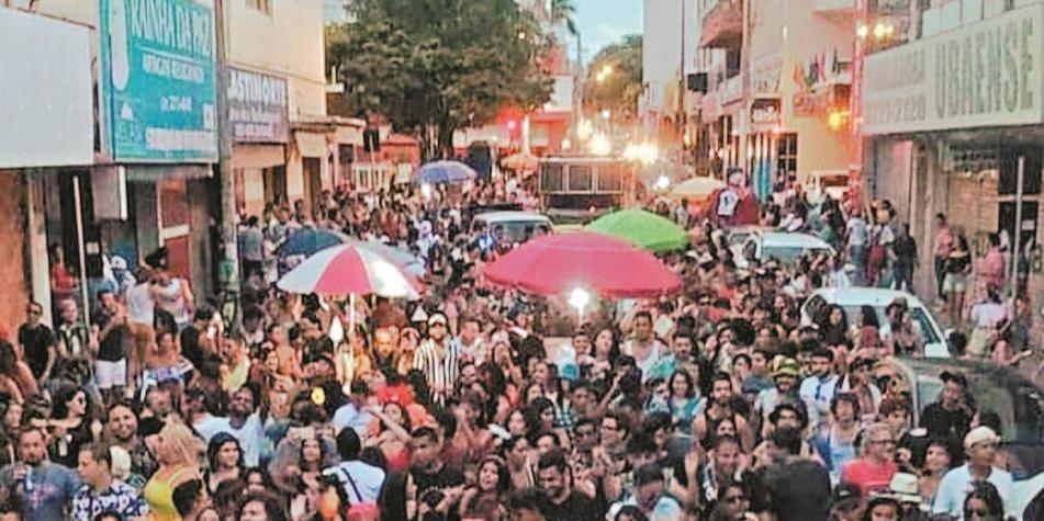 Expectativa é a de que a folia fora de época arraste 30 mil pessoas pelas ruas de MOC de hoje a domingo (divulgação)