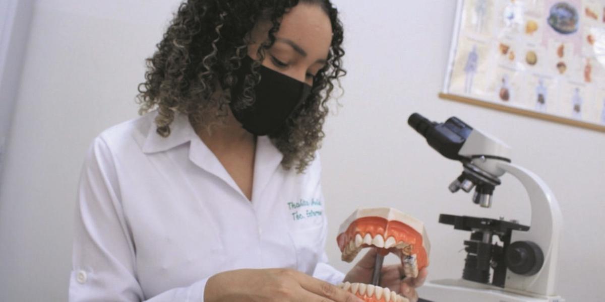 O curso técnico em Prótese Dentária pode abrir várias perspectivas aos alunos: além da formação, há uma linha direta com o mercado (INDYU/DIVULGAÇÃO)