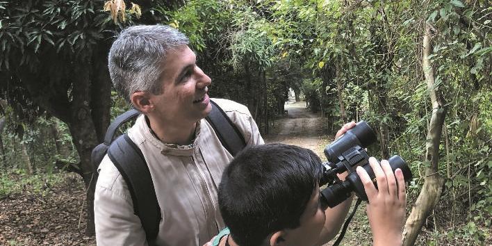 No Lapa Grande, Danilo Furtado acompanha o filho Gustavo, de 11 anos, em sua primeira jornada como observador de aves: “oportunidade de frisar a importância da contemplação da natureza como reflexo da beleza de Deus” (FOTOS EDUARDO GOMES E MANOEL FREITAS)