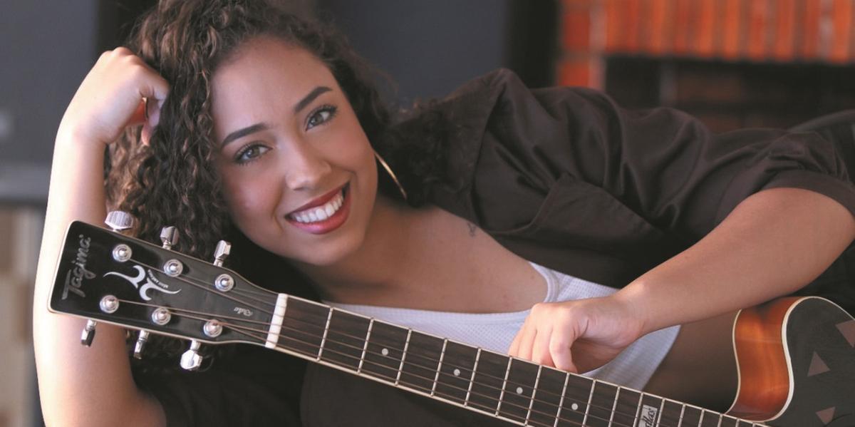 “A música sempre fez parte da minha vida, sou apaixonada por ela”, diz jovem cantora que realiza evento no Mercado Cervejeiro (claudio videomix/divulgação)