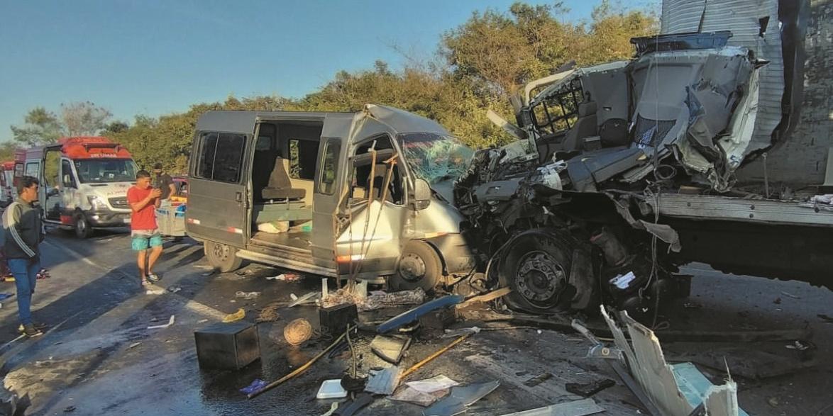 Acidente na madrugada de ontem vitimou uma pessoa, deixou 13 feridas e fechou o trânsito na rodovia (MANOEL FREITAS)