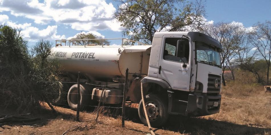 Em muitas comunidade rurais do Norte de Minas, o caminhão-pipa é a única forma de acesso à água (defesa civil espinosa/divulgação)