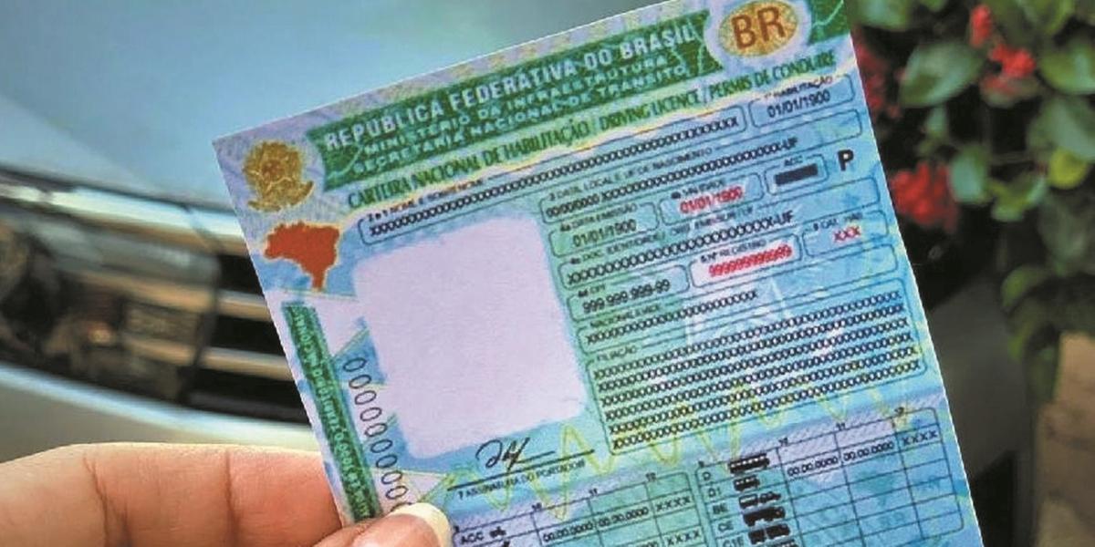 Nova CNH, que começa a ser emitida hoje, tem informações em português, inglês e francês (Detran-MT/Divulgação)