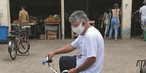 Cláudio Macedo, fundador do Clube das Bikes Antigas, dá um rolê em uma das peças do acervo no pátio do Mercado Municipal; última imagem mostra Karen Santos em modelo para atletas (fotos larissa durães e arquivo pessoal)