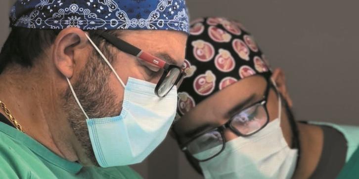 Marcelo Assis, idealizador do Projeto Orelhinha, e o cirurgião plástico do HAT, Guilherme Veloso, à frente das cirurgias de otoplastia no hospital (ascom hat/divulgação)