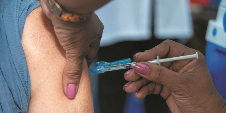 Com aumento dos números da Covid, é fundamental que a população esteja em dia com a vacinação e não abandone as medidas de prevenção. (Fábio Marchetto/Divulgação)