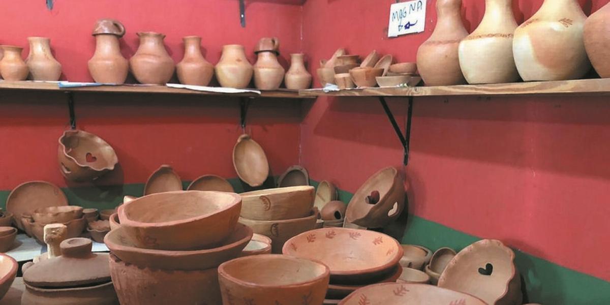 Entre os produtos mais vendidos, as tradicionais bonecas em cerâmica, esculturas em madeira, tecelagem e ornamentos feitos com plantas típicas da região (Sede-MG/Divulgação)
