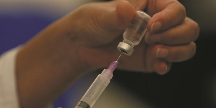Pessoas não vacinadas estão entre seis e nove vezes mais suscetíveis a desenvolver manifestações graves da doença em relação a pessoas imunizadas. (Tânia Rego/agência brasil)
